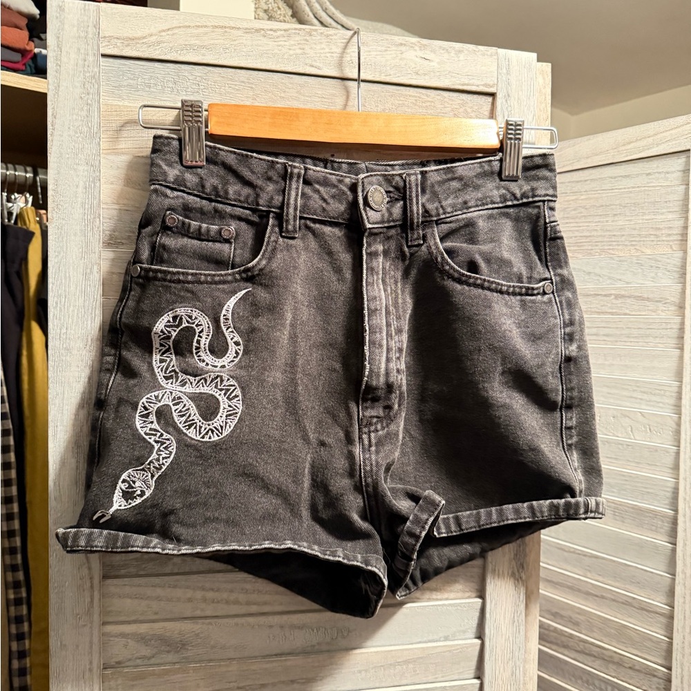 Disturbia shorts 🐍🍄